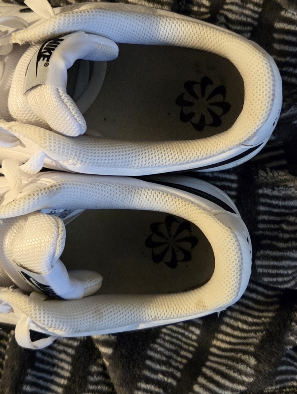 Nike White Low-Top Sneakers with Black Swoosh 9 1/2 - Picture 7 of 8